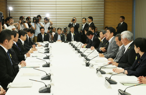 安倍总理在总理大臣官邸召开了第25次犯罪对策阁僚会议。