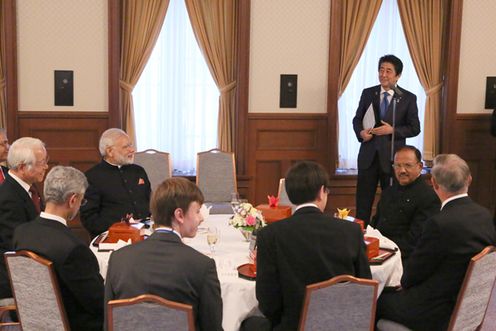 安倍总理与印度总理纳兰德拉・莫迪一同访问了兵库县。