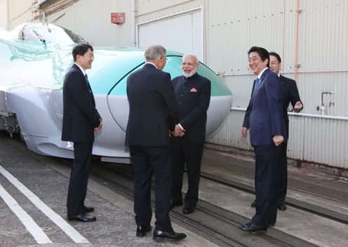 安倍总理与印度总理纳兰德拉・莫迪一同访问了兵库县。
