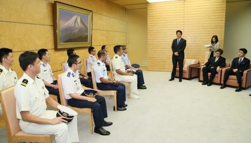 安倍总理在总理大臣官邸接受了海上保安政策课程第一届学生的拜访。