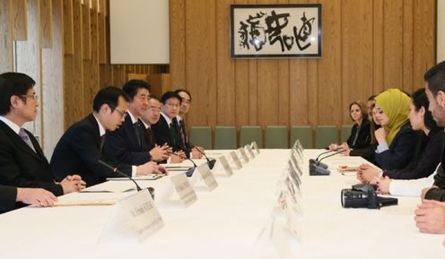 安倍总理在总理大臣官邸接受了“中东和平项目 in 静冈”相关人员的拜会。