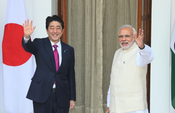安倍总理访问了印度的德里与瓦拉纳西。