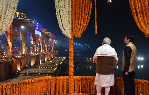 安倍总理访问了印度的德里与瓦拉纳西。