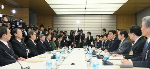 安倍总理在总理大臣官邸召开了第5次“面向未来投资的官民对话”。