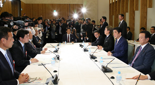 安倍总理在总理大臣官邸召开了2017年第5次经济财政咨询会议。