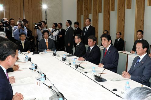 安倍总理在总理大臣官邸召开了2018年第4次经济财政咨询会议。