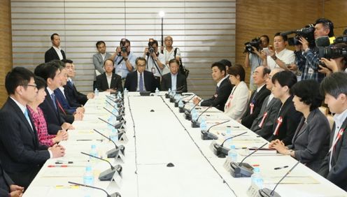 安倍总理在总理大臣官邸出席了第1次规制改革推进会议。