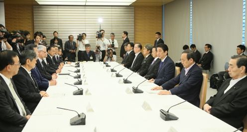 安倍总理在总理大臣官邸出席了政府与执政党的政策恳谈会。