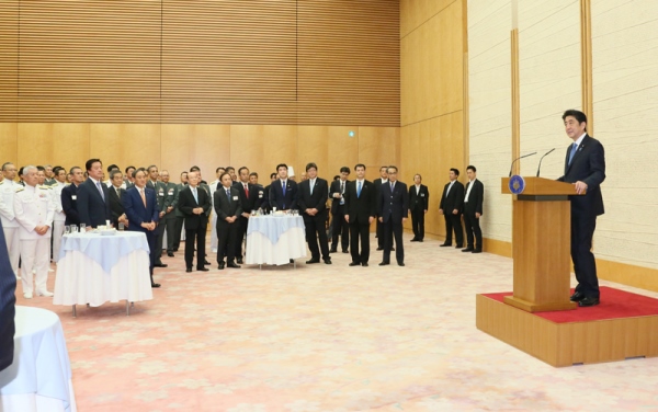安倍总理在总理大臣官邸举行了“由总理主办的自卫队高级干部集会联谊会”。