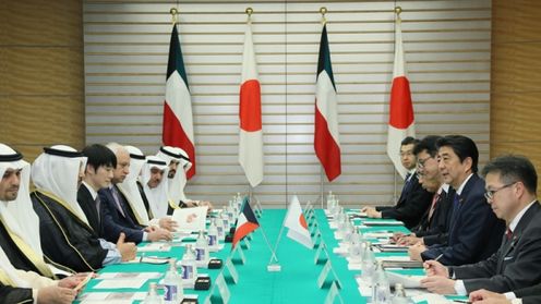 安倍总理在总理大臣官邸与科威特国首相谢赫·贾比尔·穆巴拉克·哈马德·萨巴赫举行了首脑会谈等。