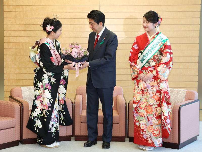 作为绿色羽毛佩带活动（国土绿化运动）的一环，安倍总理在总理大臣官邸接受了日本小姐绿色女神和日本樱花女王等的拜访。