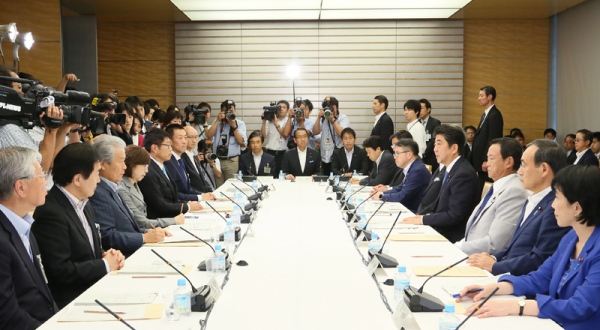 安倍总理在总理大臣官邸召开了第1次未来投资会议。
