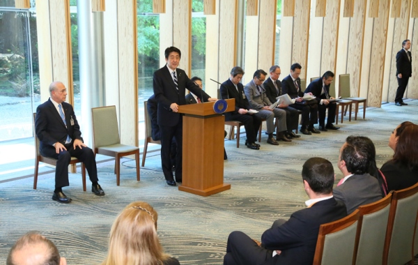 安倍总理在总理大臣官邸接受了参加经济合作与发展组织（OECD）全球议会网络（OGPN）东京会议的各国议员团的拜会。
