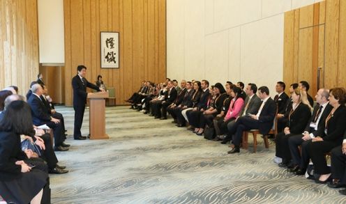 安倍总理在总理大臣官邸接受了参加经济合作与发展组织（OECD）全球议会网络（OGPN）东京会议的各国议员团的拜会。