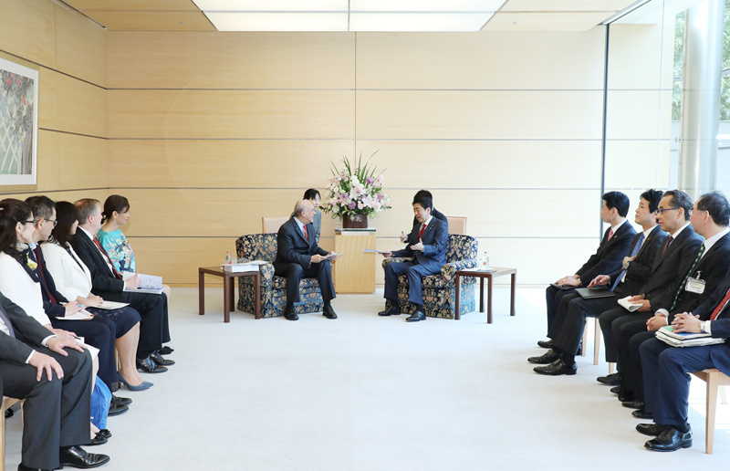 安倍总理在总理大臣官邸接受了经济合作与发展组织（OECD）秘书长安赫尔•古里亚的拜会。