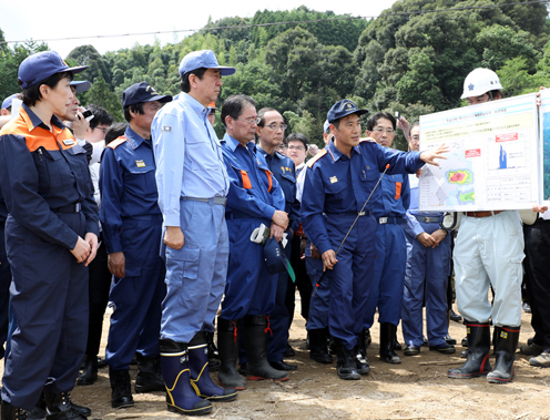 安倍总理为了视察第3号台风以及梅雨锋造成的暴雨灾害状况,访问了大分县及福冈县。