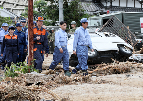 安倍总理为了视察第3号台风以及梅雨锋造成的暴雨灾害状况,访问了大分县及福冈县。