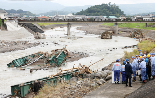 安倍总理为了视察第3号台风以及梅雨锋造成的暴雨灾害状况,访问了大分县及福冈县。