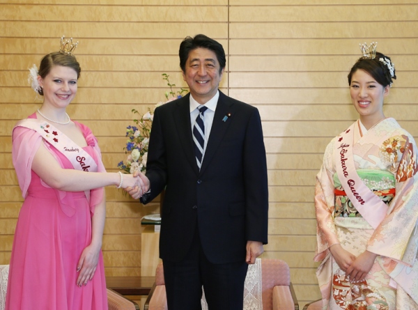 安倍总理在总理大臣官邸接受了德国汉堡市樱花女王以及日本樱花女王等的拜会。