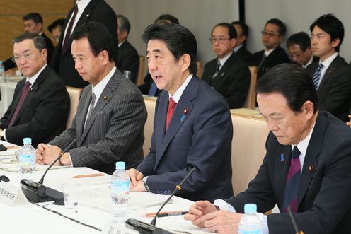 安倍总理在总理大臣官邸召开了2015年第2次经济财政咨询会议。