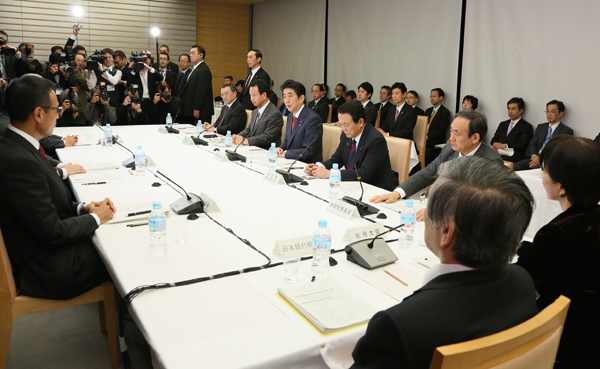 安倍总理在总理大臣官邸召开了2015年第2次经济财政咨询会议。