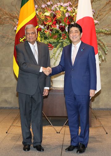 安倍总理在总理大臣官邸与斯里兰卡民主社会主义共和国总理拉尼尔·维克拉马辛哈举行了首脑会谈等。