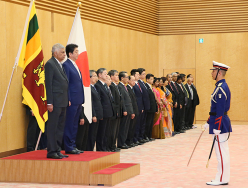 安倍总理在总理大臣官邸与斯里兰卡民主社会主义共和国总理拉尼尔·维克拉马辛哈举行了首脑会谈等。