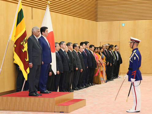 安倍总理在总理大臣官邸与斯里兰卡民主社会主义共和国总理拉尼尔·维克拉马辛哈举行了首脑会谈等。