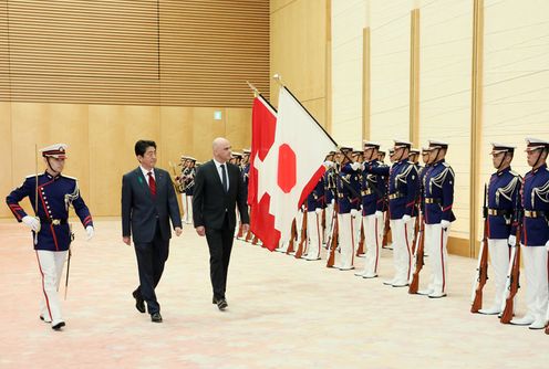 安倍总理在总理大臣官邸与瑞士联邦主席兼内政部长阿兰·贝尔塞举行了首脑会谈等。