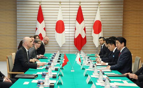 安倍总理在总理大臣官邸与瑞士联邦主席兼内政部长阿兰·贝尔塞举行了首脑会谈等。