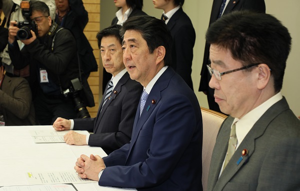 安倍总理在总理大臣官邸接受了日本劳动组合总联合会会长神津里季生及日本经济团体联合会会长榊原定征的拜访。