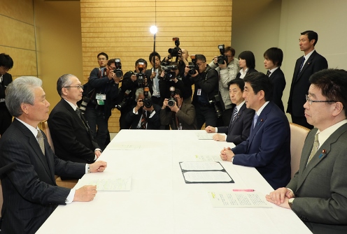 安倍总理在总理大臣官邸接受了日本劳动组合总联合会会长神津里季生及日本经济团体联合会会长榊原定征的拜访。