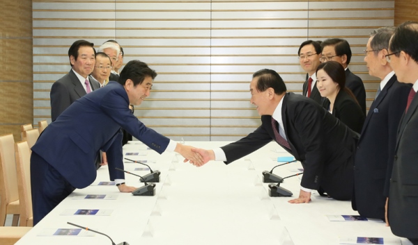 安倍总理在总理大臣官邸接受了日韩、韩日议员联盟一行的拜会。