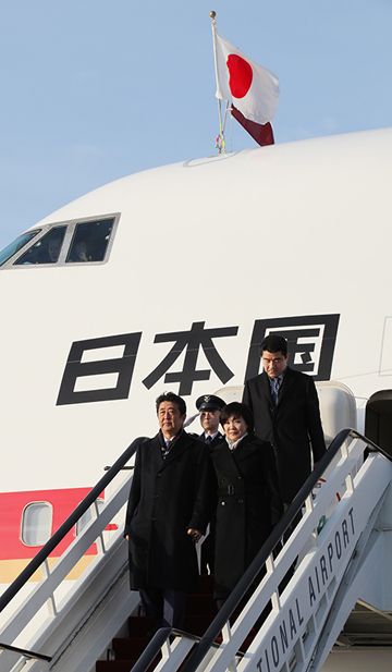 安倍总理抵达拉脱维亚1