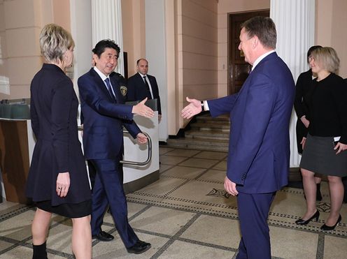 安倍总理受到拉脱维亚总理库钦斯基斯的迎接