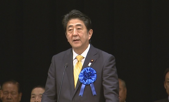 安倍总理出席了在东京都内举行的“绝不后退、决不放弃、坚持到底、救出全员！国民大集会”。