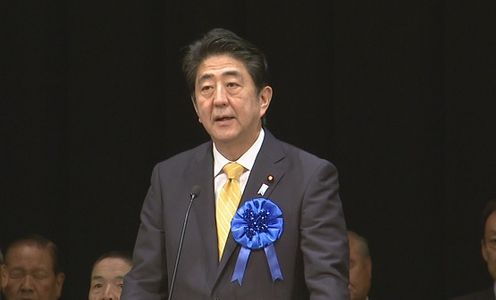 安倍总理出席了在东京都内举行的“绝不后退、决不放弃、坚持到底、救出全员！国民大集会”。