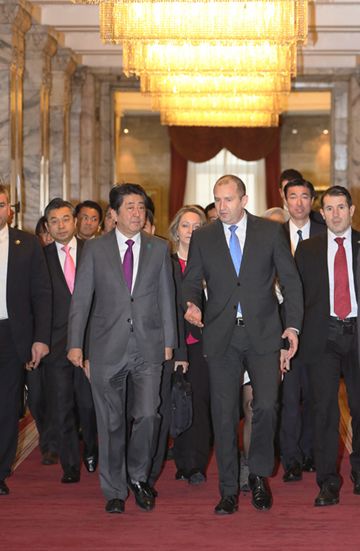 安倍总理会见保加利亚总统拉德夫1