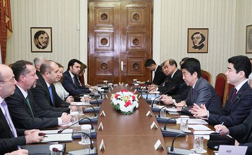 安倍总理会见保加利亚总统拉德夫3