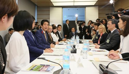 安倍总理在总理大臣官邸出席了故乡建设实践活动小组（第1次会议）。