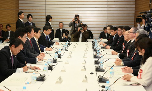 安倍总理在总理大臣官邸召开了第7次“工作方式改革实现会议”。