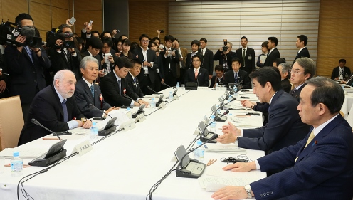 安倍总理在总理大臣官邸召开了2017年第3次经济财政咨询会议。