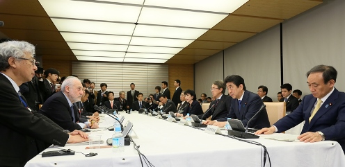 安倍总理在总理大臣官邸召开了2017年第3次经济财政咨询会议。