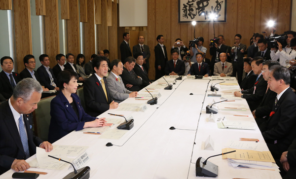 安倍总理在总理大臣官邸出席了2015年度第2次“中央与地方协商会议”。