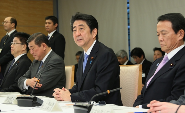 安倍总理在总理大臣官邸出席了2015年度第3次“中央与地方协商会议”。