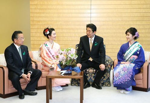 作为“绿色羽毛”佩带活动（国土绿化运动）的一环，安倍总理在总理大臣官邸接受了日本小姐绿色女神和日本樱花女王等的拜访。