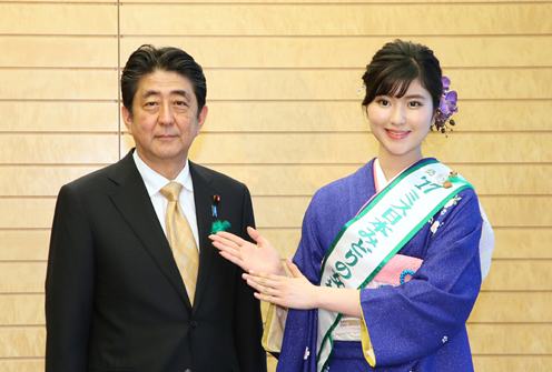 作为“绿色羽毛”佩带活动（国土绿化运动）的一环，安倍总理在总理大臣官邸接受了日本小姐绿色女神和日本樱花女王等的拜访。