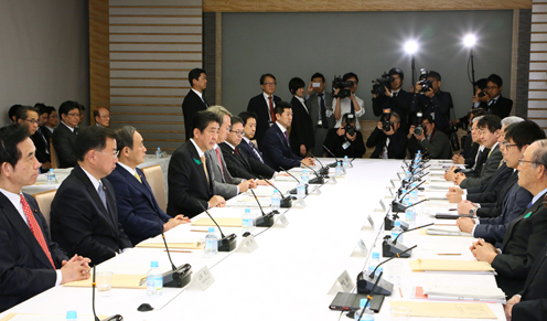 安倍总理在总理大臣官邸召开了第7次未来投资会议。