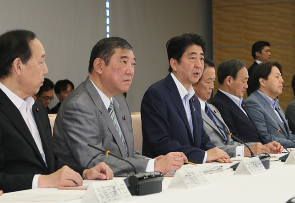 安倍总理在总理大臣官邸召开了第8次地方分权改革推进本部会议。