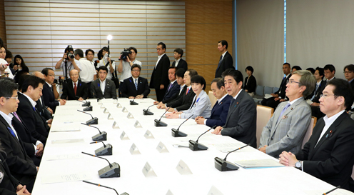 安倍总理在总理大臣官邸召开了第3次跨太平洋伙伴关系协议（TPP）综合对策本部会议。